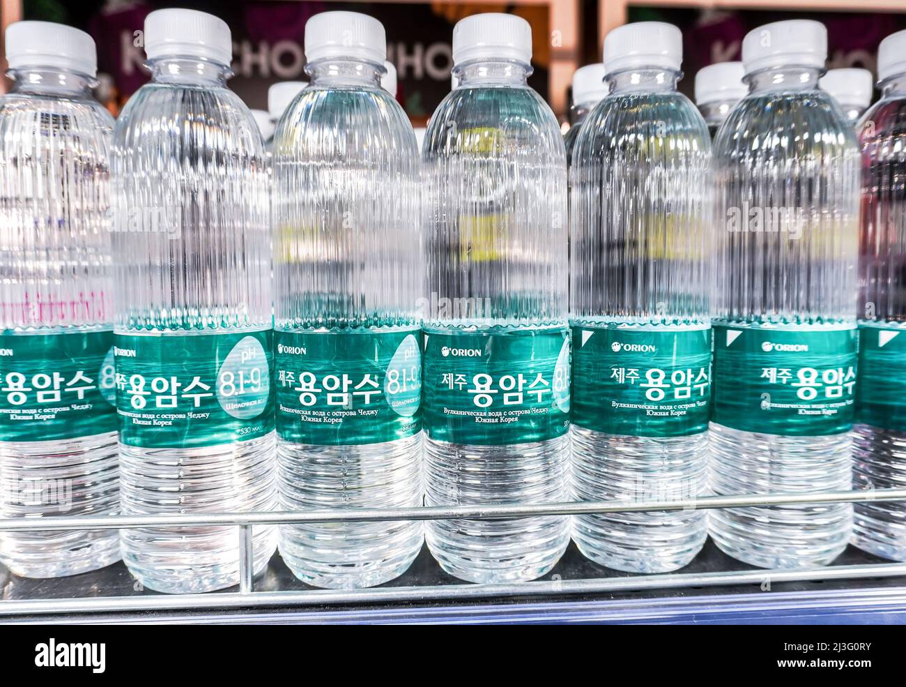Samara, Russland - 07. April 2022: Getränke mit klarem Wasser aus Korea stehen im Regal eines Superstore zum Verkauf. Verschiedene Getränke in Flaschen und ohne Alkoh Stockfoto