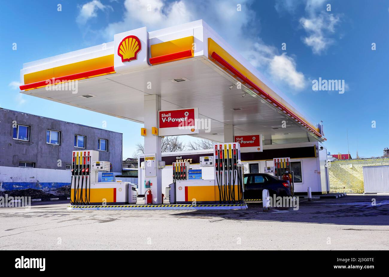 Samara, Russland - 07. April 2022: Shell-Tankstelle an sonnigen Tagen. Shell V-Power-Tankstelle. Royal Dutch Shell ist ein anglo-niederländischer multinationaler Ölkonzern Stockfoto