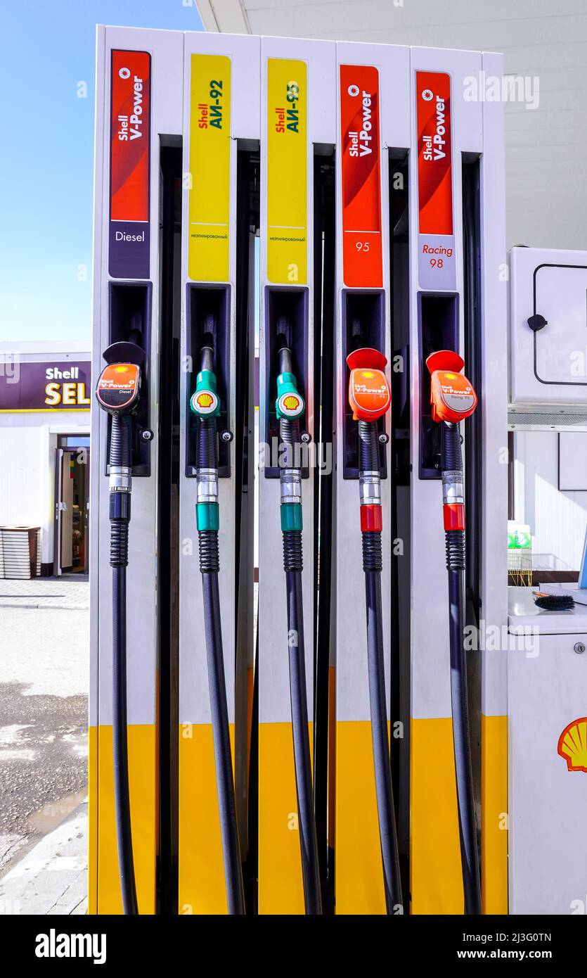 Samara, Russland - 07. April 2022: Füllsäule mit verschiedenen Brennstoffen an der Shell-Tankstelle. Shell V-Power-Tankstelle. Selektiver Fokus Stockfoto