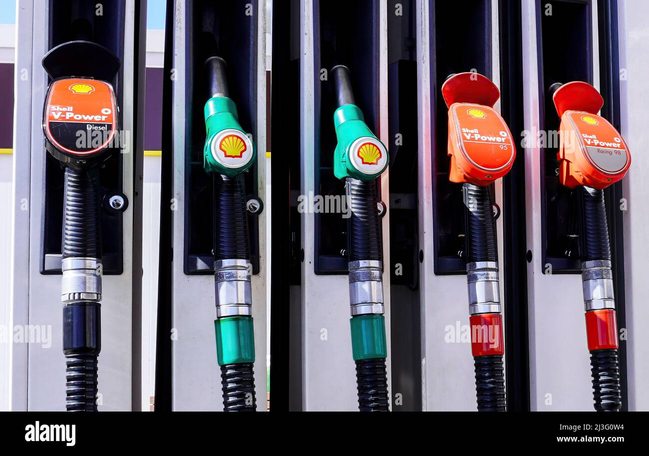 Samara, Russland - 07. April 2022: Füllsäule mit verschiedenen Brennstoffen an der Shell-Tankstelle. Shell V-Power-Tankstelle. Selektiver Fokus Stockfoto