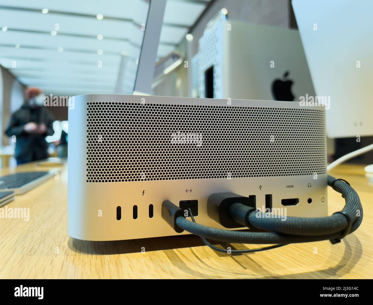 Paris, Frankreich - AP 7, 2022: Alle Anschlüsse des neuen Mac Studio Macintosh - einer Workstation mit kleinem Formfaktor, die von Apple Inc. Entwickelt, hergestellt und verkauft wurde Stockfoto