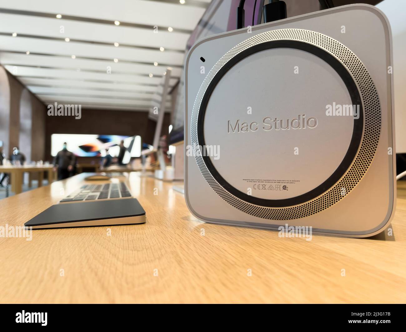 Paris, Frankreich - AP 7, 2022: Hero Objekt der Inschrift neue Mac Studio Macintosh - eine kleine Formfaktor-Workstation entworfen, hergestellt und verkauft von Apple Inc. Stockfoto