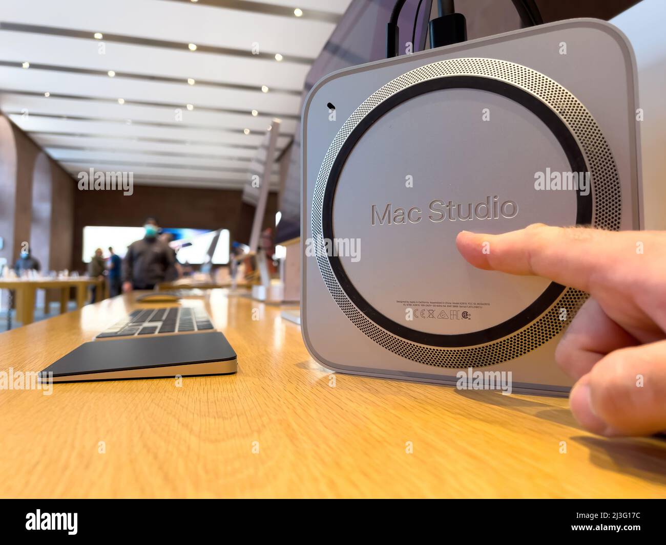 Paris, Frankreich - AP 7, 2022: POV männlich Hand hoilding neuen Mac Studio Macintosh - eine kleine Formfaktor-Workstation entwickelt, hergestellt und verkauft von Apple Inc. Stockfoto