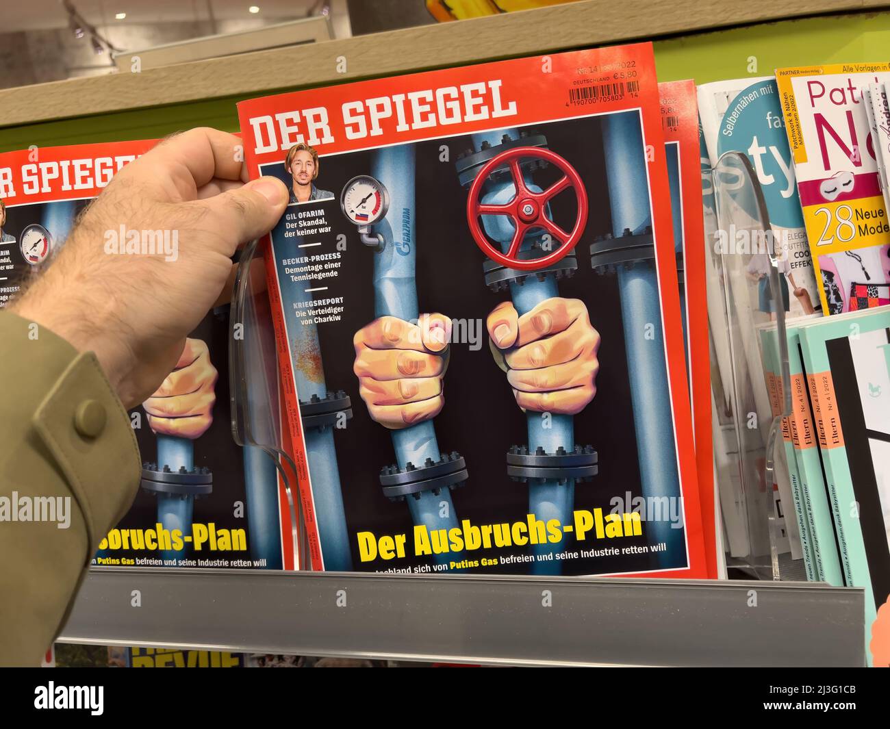 Frankfurt, Deutschland - AP 2, 2022: POV männliche Hand in Zeitungskioské neueste Ausgabe des deutschen Magazins der Spiegel mit dem Titel The Escape Paln von Gazprom Stockfoto