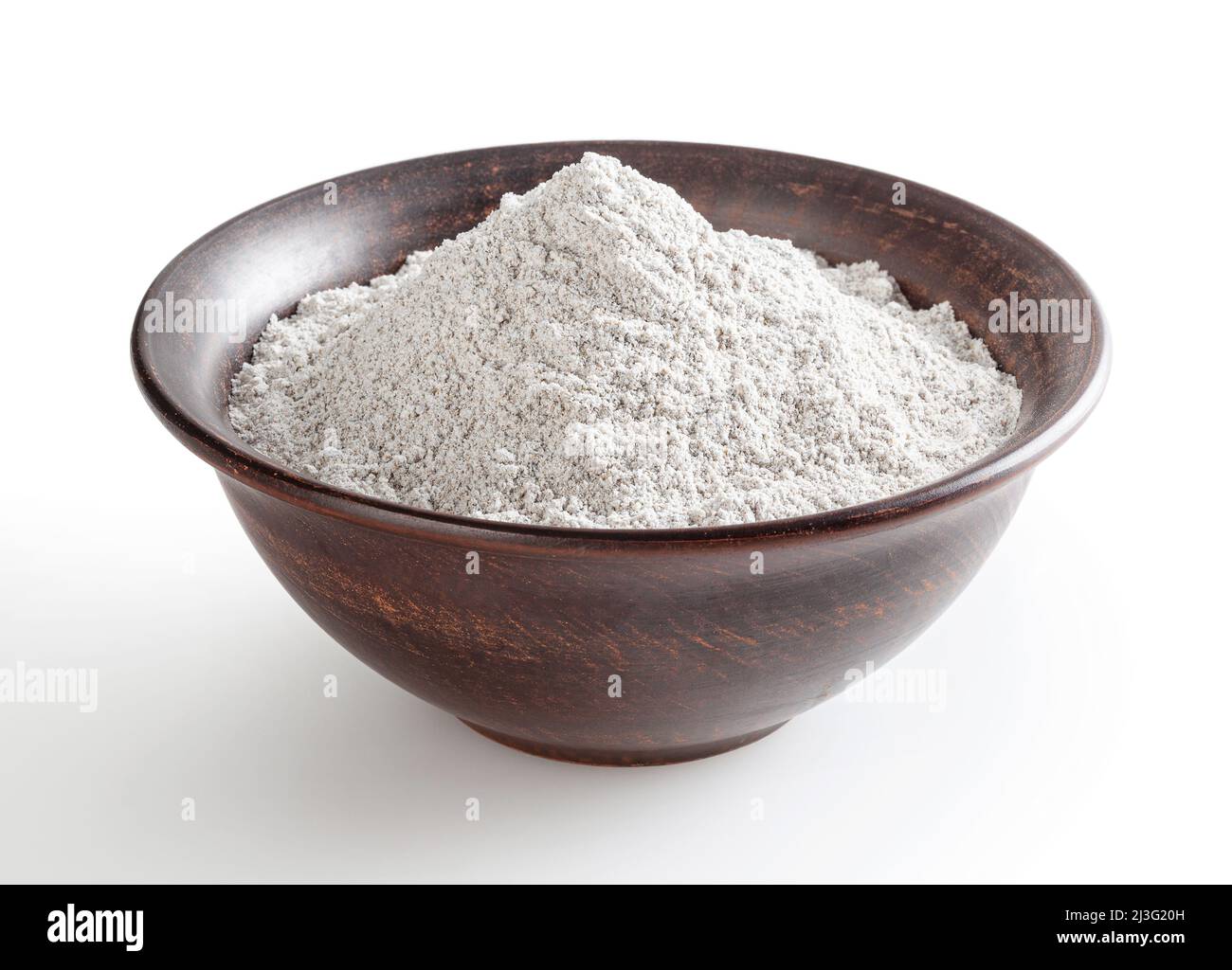 Roggenmehl in Keramikschale isoliert auf weißem Hintergrund mit Beschneidungspfad Stockfoto