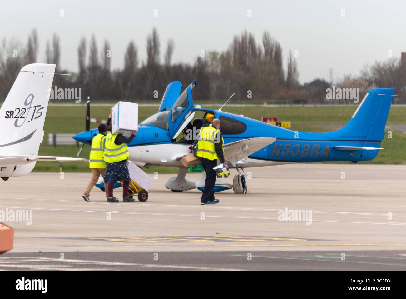 London Southend Airport, Essex, Großbritannien. 8. April 2022. Rund 20 britische Piloten fliegen von britischen Flughäfen wie dem London Southend Airport in Essex in ihren eigenen kleinen Privatflugzeugen kostenlos nach Polen. Die Geschäftspartner Rob Garbutt und Patrick Doyle haben LunarAid ins Leben gerufen, um gemeinsam mit Wohltätigkeitsorganisationen in Polen und der Ukraine tausende Trauma-Kits, Defibrillatoren und lebensunterstützende Maschinen schneller als der Straßenverkehr liefern zu lassen. Sie fliegen mit einem Cirrus- und einem Diamond Twin-Flugzeug für Flüge, die etwa fünf Stunden lang zu einem Flughafen in der Nähe der ukrainischen Grenze dauern werden Stockfoto