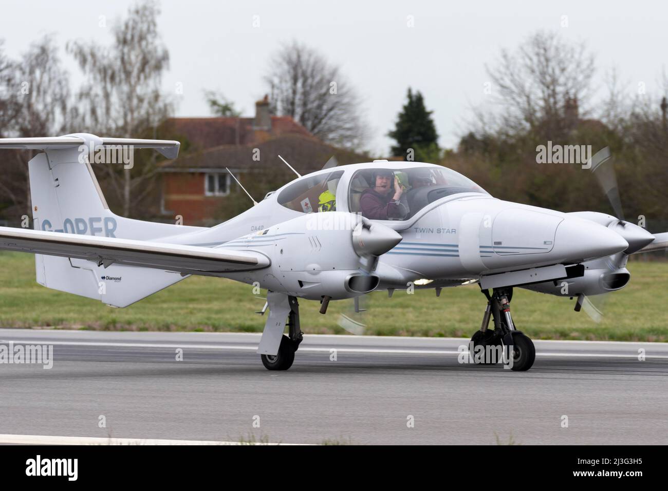 London Southend Airport, Essex, Großbritannien. 8. April 2022. Rund 20 britische Piloten fliegen von britischen Flughäfen wie dem London Southend Airport in Essex in ihren eigenen kleinen Privatflugzeugen kostenlos nach Polen. Die Geschäftspartner Rob Garbutt und Patrick Doyle haben LunarAid ins Leben gerufen, um gemeinsam mit Wohltätigkeitsorganisationen in Polen und der Ukraine tausende Trauma-Kits, Defibrillatoren und lebensunterstützende Maschinen schneller als der Straßenverkehr liefern zu lassen. Sie fliegen mit einem Cirrus- und einem Diamond Twin-Flugzeug für Flüge, die etwa fünf Stunden lang zu einem Flughafen in der Nähe der ukrainischen Grenze dauern werden Stockfoto