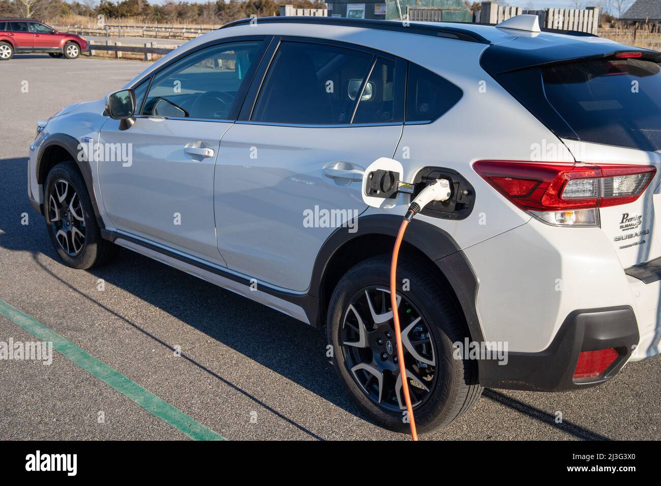 Madison, Connecticut USA - 22. Januar 2022 - Ein Subaru-Elektroauto an einer Ladestation im HammonAsset Beach State Park Stockfoto