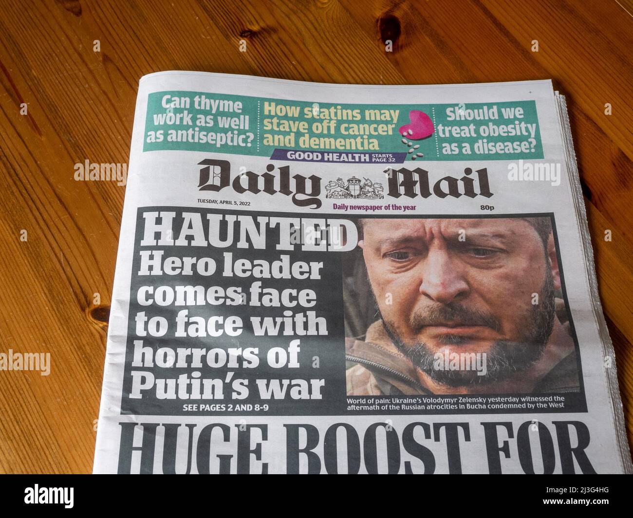 Titelseite der Daily Mail vom 5.. April 2022 mit einer Schlagzeile Haunted und einem Bild des ukrainischen Führers Wolodymyr Zelensky. Stockfoto