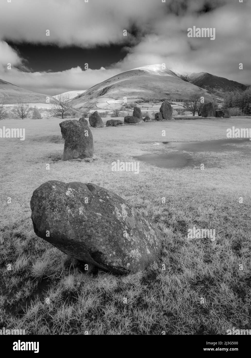 Eine Infrarotaufnahme des Castlerigg Stone Circle mit Blencathra oder Saddleback fiel darüber hinaus im English Lake District National Park, Cumbria, England. Stockfoto