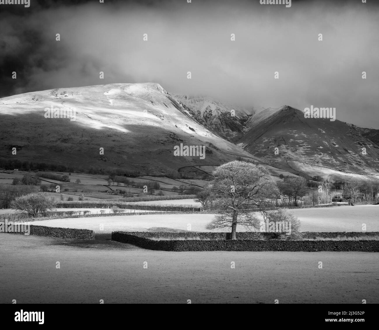 Eine Infrarotaufnahme von Blencathra oder Saddleback fiel im English Lake District National Park, Cumbria, England. Stockfoto