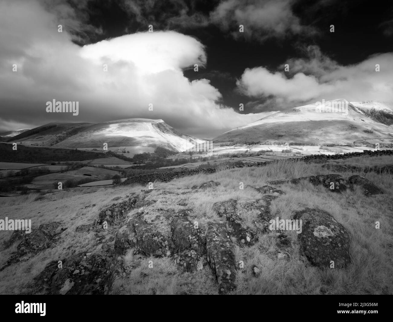 Eine Infrarotaufnahme von Lonscale Fell und Blencathra oder Saddleback im English Lake District National Park, Cumbria, England. Stockfoto