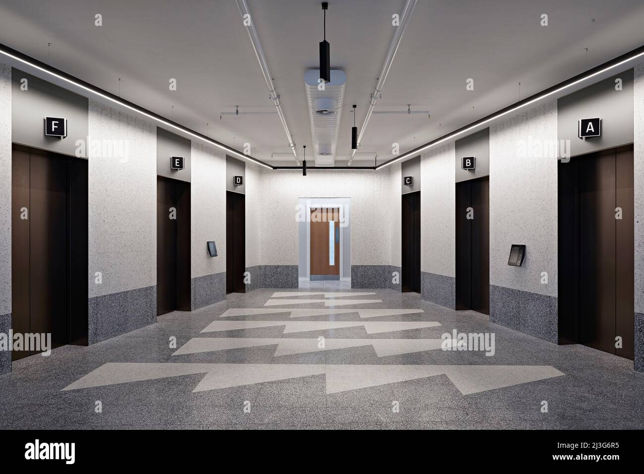 Aufzug in der Lobby. 66 Shoe Lane, London, Großbritannien. Architekt: Stiff + Trevillion Architects, 2020. Stockfoto
