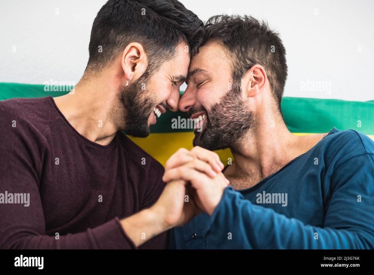 Glücklich schwulen Paar mit romantischen Momenten im Bett - homosexuelle Liebesbeziehung und Geschlechtergleichstellung Konzept Stockfoto
