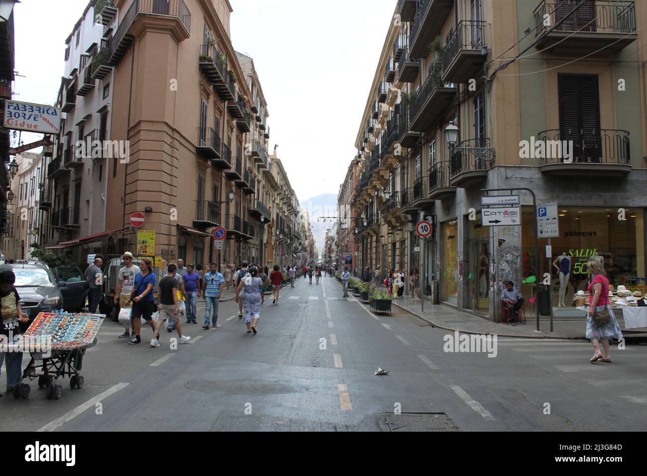 Belebte Straße Palermo, Sizilien Stockfoto