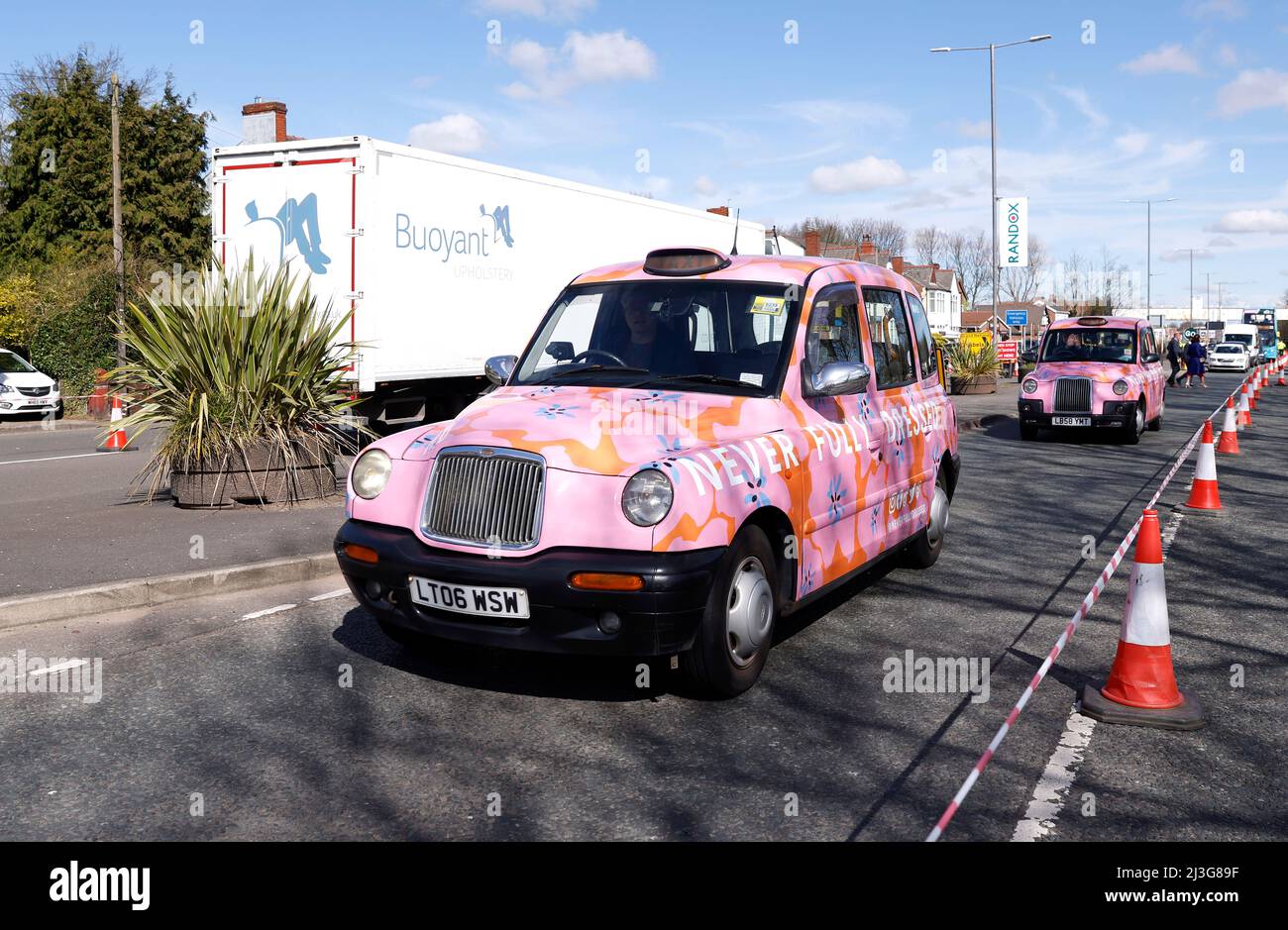 Ein Taxi mit der Beschilderung „Never fully dressed“ während des Ladies Day auf der Aintree Racecourse, Liverpool. Bilddatum: Freitag, 8. April 2022. Stockfoto