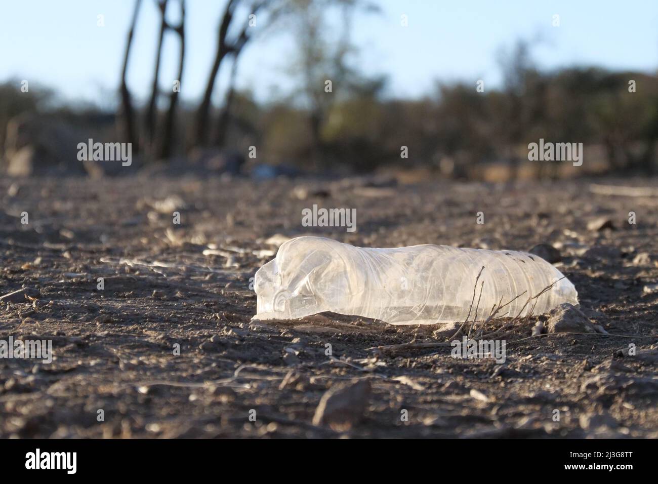 Wasserflasche aus Kunststoff, großer Teil des Abfalls oder Verschmutzungsproblems. Stockfoto