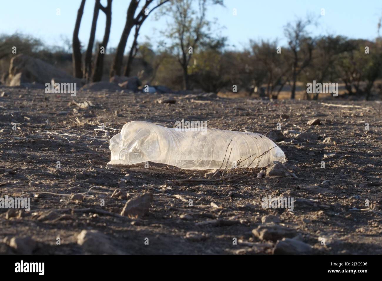 Wasserflasche aus Kunststoff, großer Teil des Abfalls oder Verschmutzungsproblems. Stockfoto