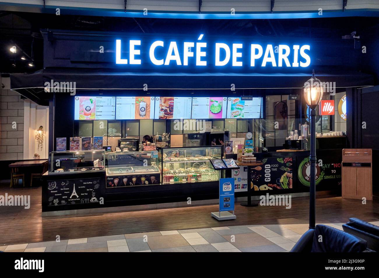 Französisches Café im Inneren eines Einkaufszentrums. Außenansicht des Le Cafe de Paris Stockfoto