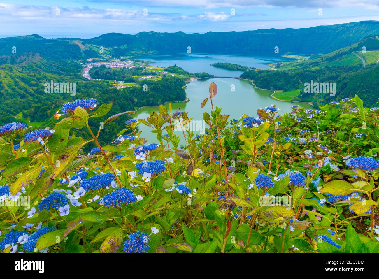 Miradouro da Vista do Rei Blick auf Lagoa Verde und Lagoa Azul auf der Insel Sao Miguel, Portugal. Stockfoto