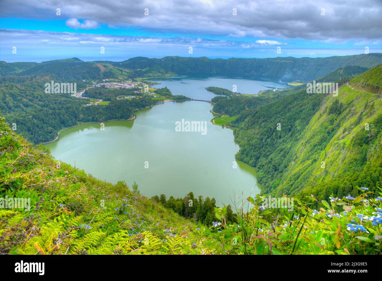 Miradouro da Vista do Rei Blick auf Lagoa Verde und Lagoa Azul auf der Insel Sao Miguel, Portugal. Stockfoto