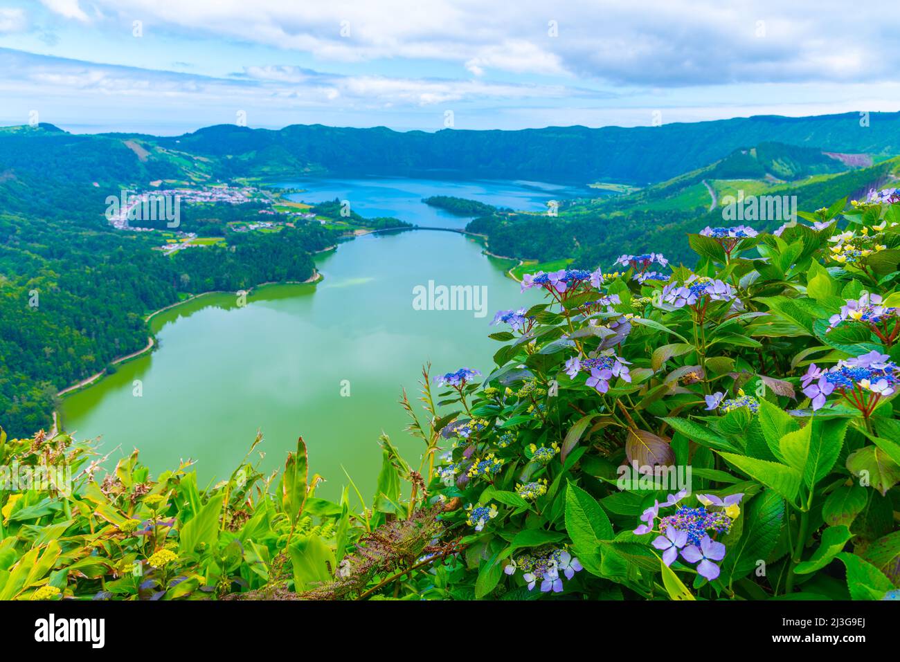 Miradouro da Vista do Rei Blick auf Lagoa Verde und Lagoa Azul auf der Insel Sao Miguel, Portugal. Stockfoto