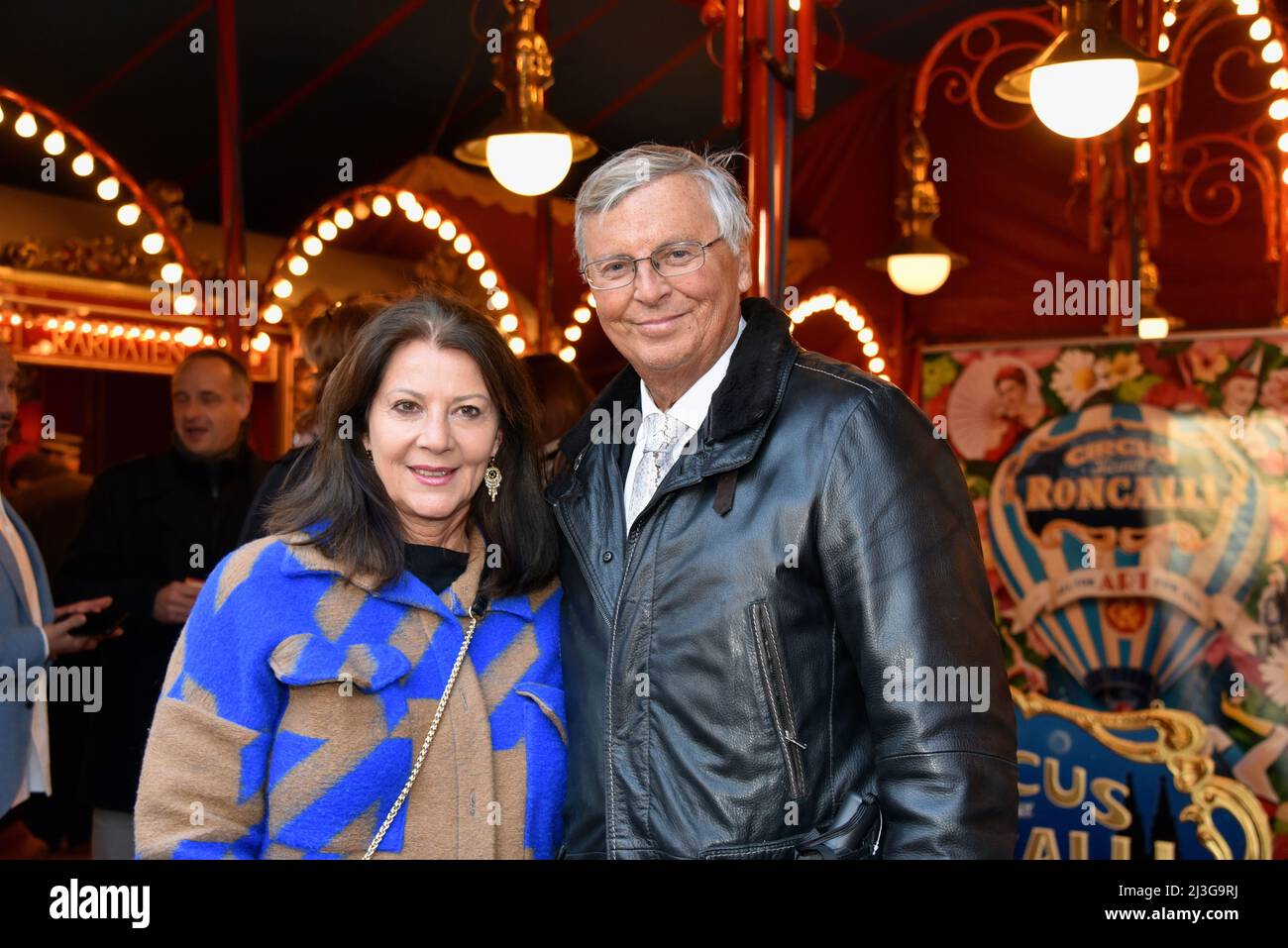 Köln, Deutschland. 07. April 2022. CDU-Politiker Wolfgang Bosbach und seine Frau Sabine Bosbach kommen zur Kölner Premiere des Circus Theaters Roncalli Credit: Horst Galuschka/dpa/Alamy Live News Stockfoto