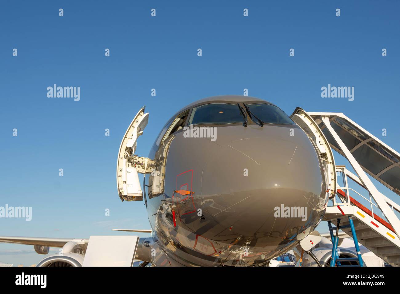 Blick vom vorderen Cockpit auf den Windschutzscheibenrumpf am Flughafen Stockfoto