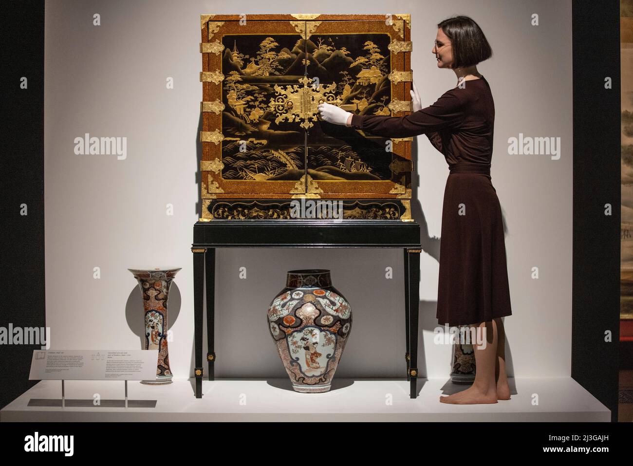 Königliche Sammlung:Japan: Gerichte und Kultur. Schillernde japanische Schätze aus der Königlichen Sammlung werden in der Queens Gallery, Buckingham Palace, ausgestellt. Stockfoto