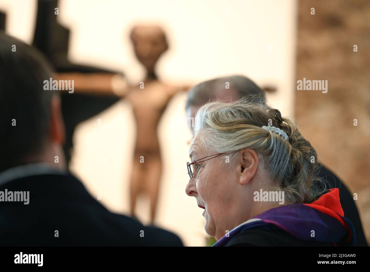 08. April 2022, Sachsen-Anhalt, Halle (Saale): Anna Franziska Schwarzbach bei der Pressekonferenz, bei der auch die einzige Skulptur ausgestellt wird, die sie zusammen mit ihrem Vater schuf. Bis zum 28,8.2022 sind die Arbeiten des Künstlers in einer Sonderausstellung im Kunstmuseum Moritzburg zu sehen. Die Werkschau 'Anna Franziska Schwarzbach' ist Teil der neuen Ausstellung 'Anna Franziska Schwarzbach und Franz Marc. Sculpture and Sculpture“, und zeigt einen Überblick über die künstlerische Arbeit einer der bedeutendsten zeitgenössischen Bildhauerinnen. Foto: Heiko Rebsch/dpa Stockfoto