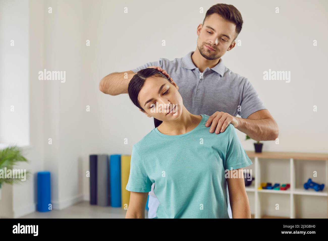 Chiropraktiker, Osteopath oder manuelle Therapeutin, die jungen Patienten mit Nackenschmerzen