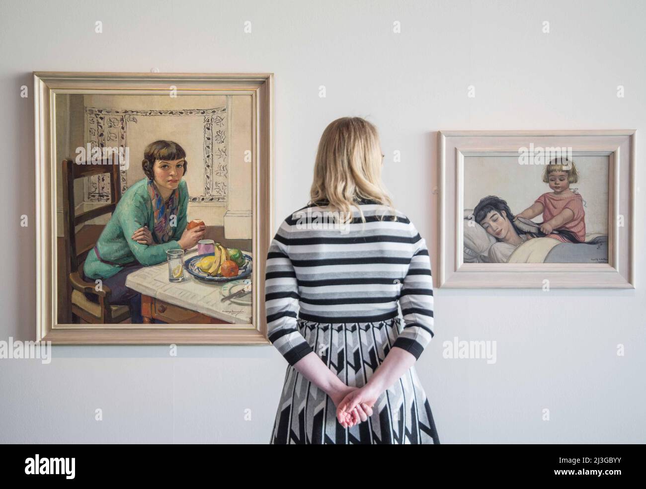 Norwich, Norfolk 8. April 2022 Millie Frood (1900–1988) Cecile Walton (1891–1956) Early Morning 1922 Öl auf Leinwand (L)Dorothy Johnstone (1892–1980) Girl with Fruit 1925 Öl auf Leinwand. Die Ausstellung vereint mehr als 50 historische, moderne und zeitgenössische Werke aus der Sammlung Fleming sowie Künstlerdarlehen, die sich über hundert Jahre gesellschaftlicher Transformation, Innovation und Individualismus erstrecken. Paul Quezada-Neiman/Alamy Live News Stockfoto