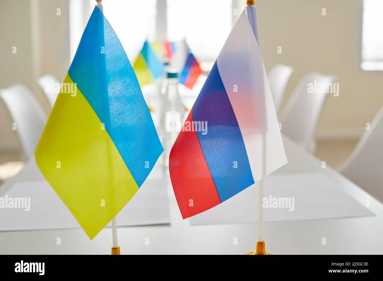 Flaggen der Ukraine und Russlands während der Verhandlungen über die Konfliktlösung und die Beendigung des Krieges Stockfoto