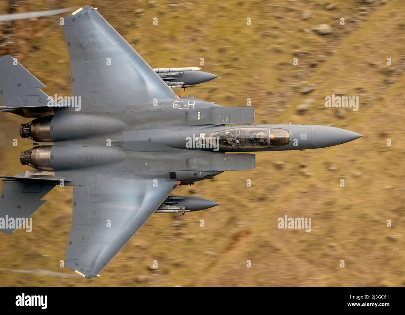USAF F-15E Strike Eagle von RAF Lakenheath 48. F/W, 494. Fighter Squadron, die durch einen niedrigen Flugplatz im Lake District fahren Stockfoto