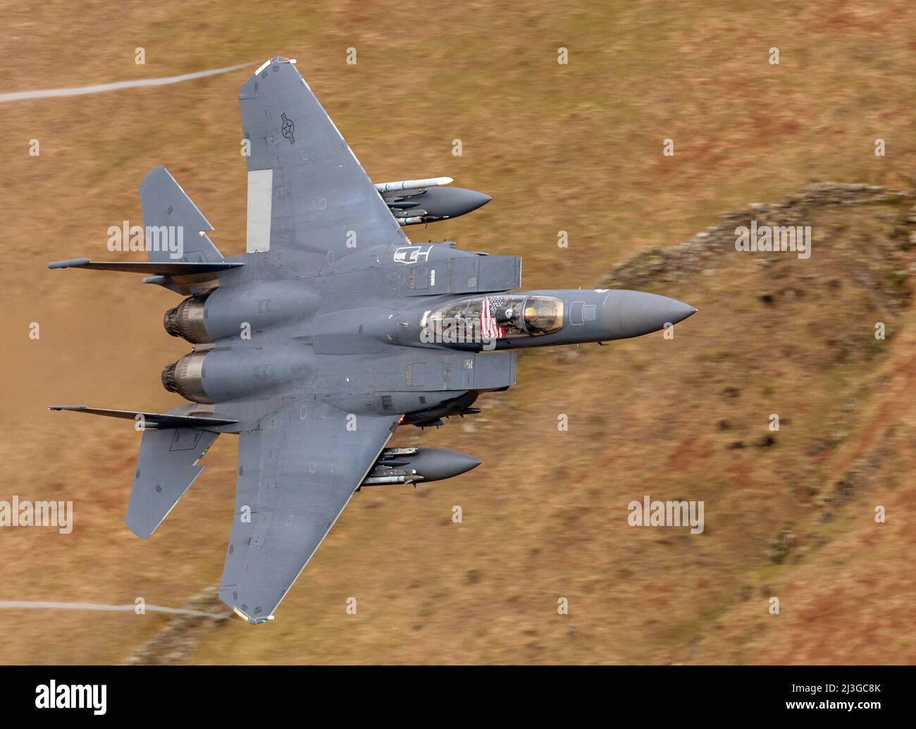 USAF F-15E Strike Eagle von RAF Lakenheath 48. F/W, 494. Fighter Squadron, die durch einen niedrigen Flugplatz im Lake District fahren Stockfoto