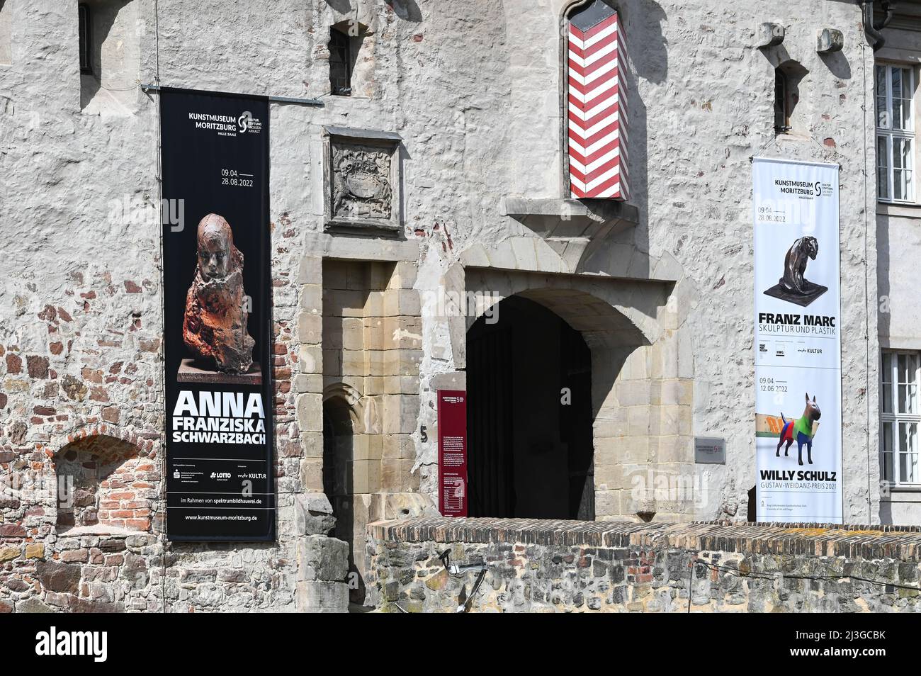 08. April 2022, Sachsen-Anhalt, Halle (Saale): Der Eingang zur Moritzburg wird mit der großangelegten Ankündigung der Ausstellung der Bildhauerin Anna Franziska Schwarzbach gestaltet. Bis zum 28,8.2022 sind die Arbeiten des Künstlers in einer Sonderausstellung des Kunstmuseums Moritzburg zu sehen. Die Werkschau 'Anna Franziska Schwarzbach' ist Teil der neuen Ausstellung 'Anna Franziska Schwarzbach und Franz Marc. Sculpture and Sculpture“, und zeigt einen Überblick über die künstlerische Arbeit einer der bedeutendsten zeitgenössischen Bildhauerinnen. Foto: Heiko Rebsch/dpa Stockfoto