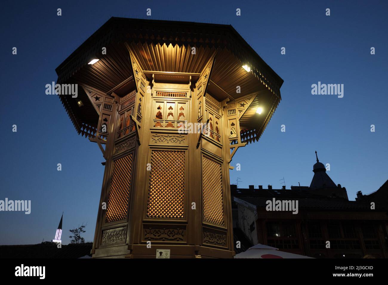 Sebilj hölzerner Brunnen im Zentrum des Bascarsija Platzes in Sarajevo bei Nacht, Bosnien und Herzegowina Stockfoto