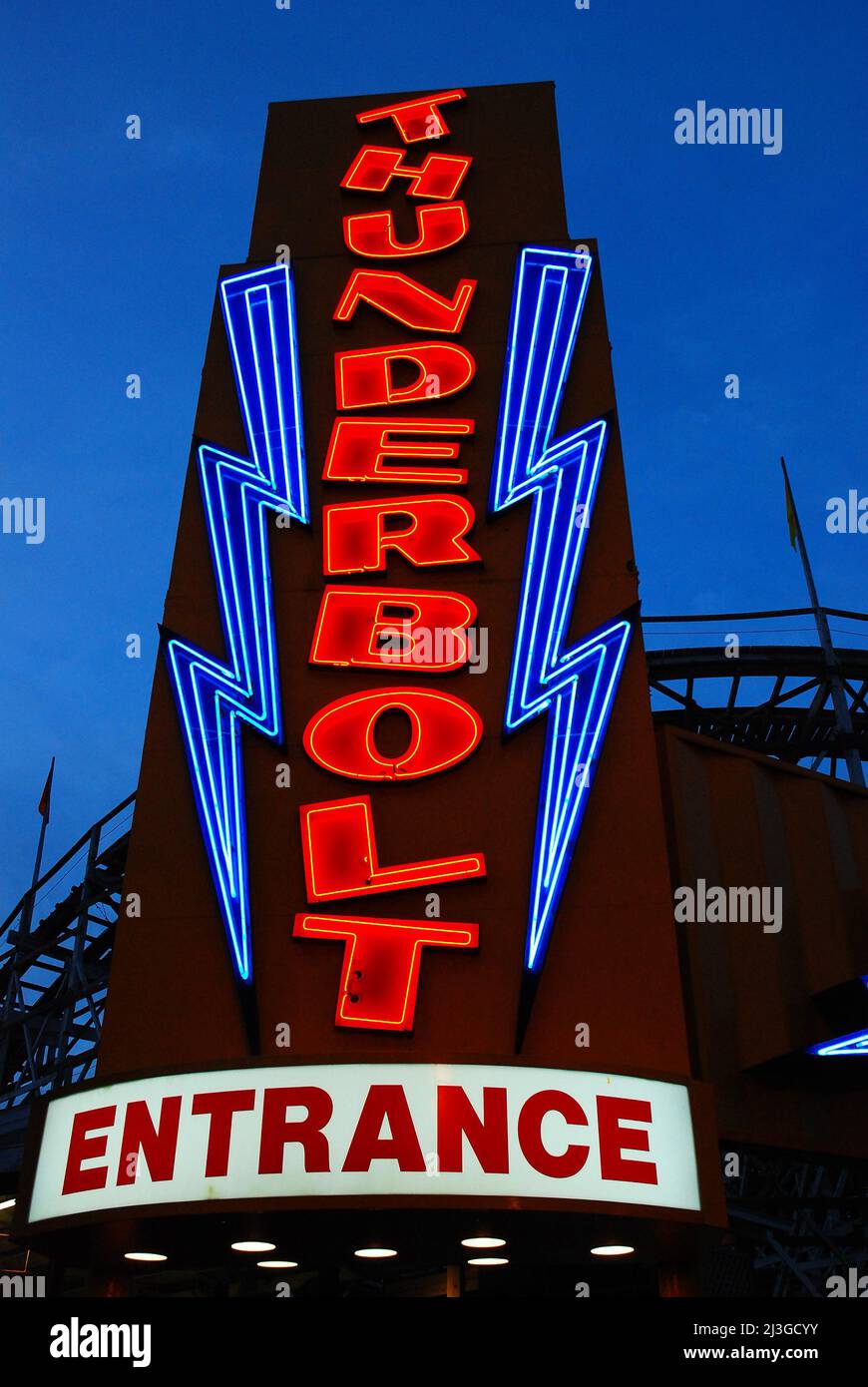 Neoneingang des historischen Thunderbolt Roller Coaster, Six Flags New England Stockfoto