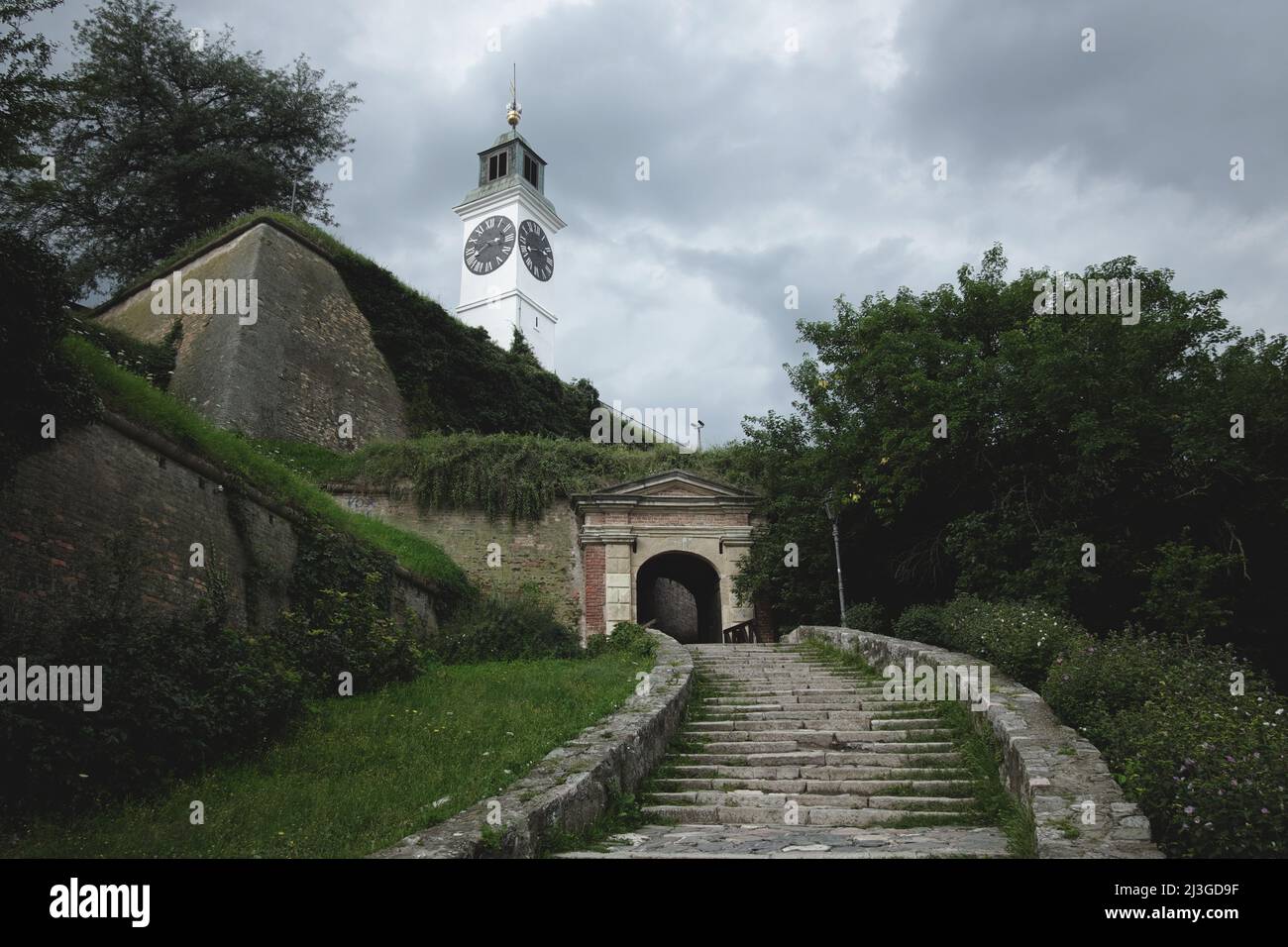 Tor zur Festung Petrovaradin unter dem Uhrturm, Serbien Stockfoto