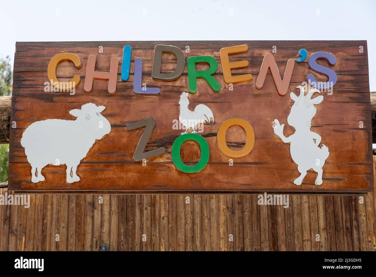 'Al Ain, Abu Dhabi, Vereinigte Arabische Emirate - 3.28.2022: Al Ain Zoo Kinderzoo Eintrittsschild in Vereinigte Arabische Emirate.' Stockfoto