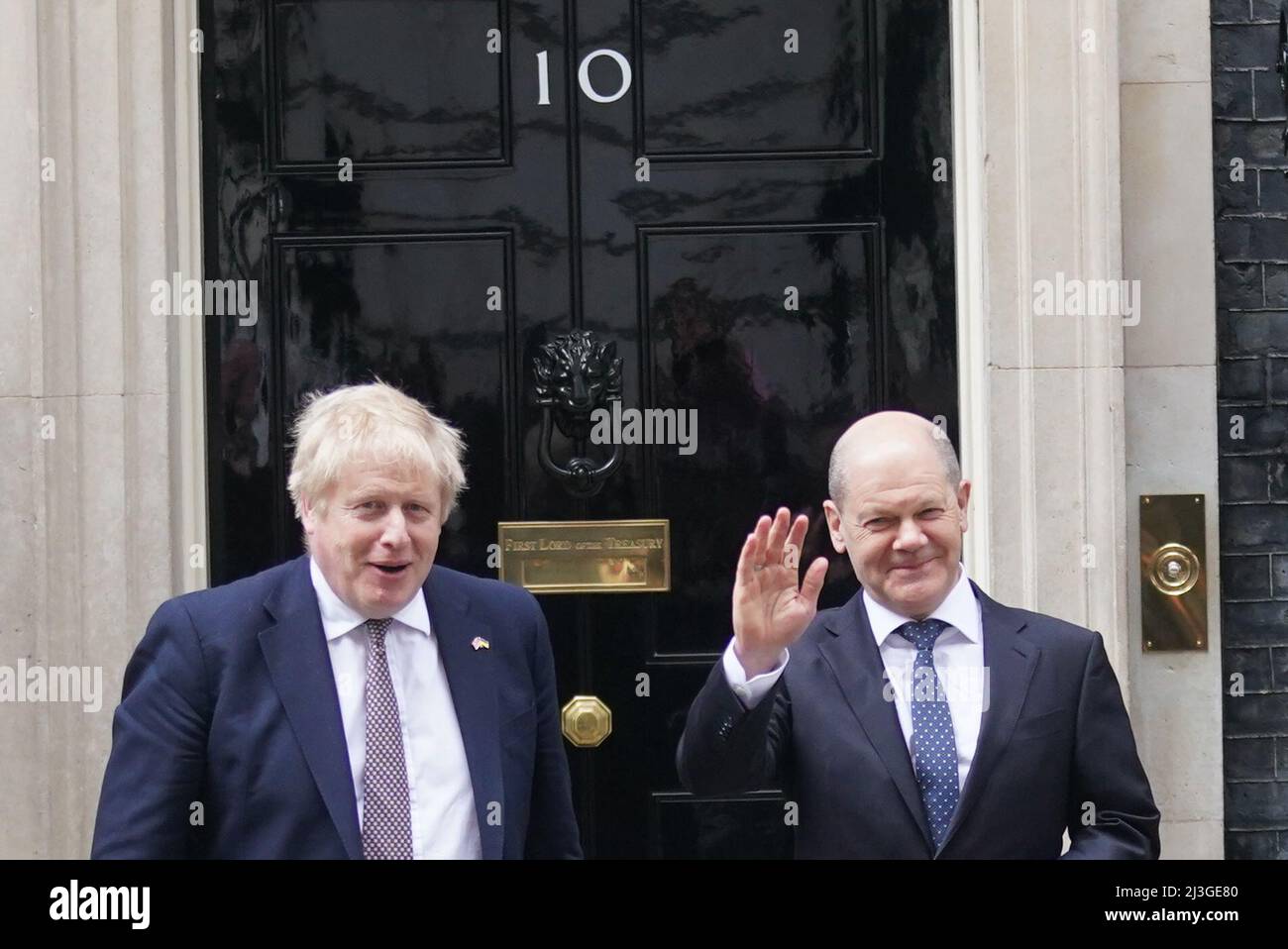 Bundeskanzler Olaf Scholz trifft in der Downing Street 10 in London zu einem Treffen mit Premierminister Boris Johnson ein. Bilddatum: Freitag, 8. April 2022. Stockfoto