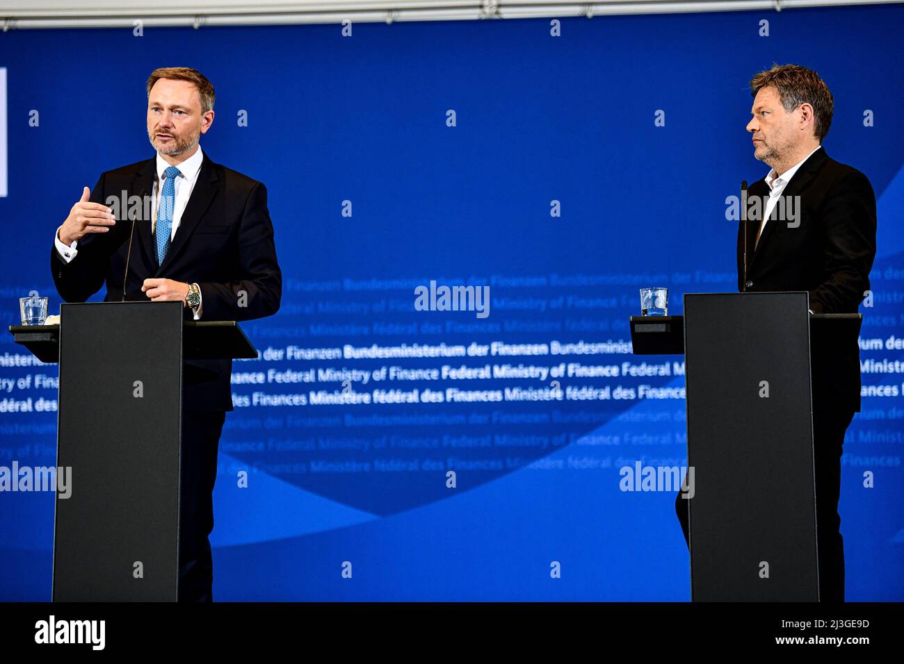 08. April 2022, Berlin: Robert Habeck (Bündnis 90/die Grünen, r), Bundesminister für Wirtschaft und Klimaschutz, und Christian Lindner (FDP), Bundesminister für Finanzen, halten eine Pressekonferenz ab und präsentieren ein von der Regierung vereinbartes Hilfspaket für Unternehmen. Unternehmen in Deutschland, die unter den wirtschaftlichen Folgen des Ukraine-Krieges leiden, erhalten staatliche Hilfe. Teile des Pakets umfassen erweiterte Garantieprogramme, ein Zuschussprogramm, Liquiditätshilfen an den Terminmärkten und das angekündigte Kreditprogramm der staatlichen KfW-Entwicklungsbank. Foto: Fabian Sommer/dpa Stockfoto