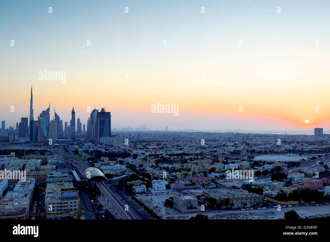 Dubai. VAE. Luftaufnahme der Stadt bei Sonnenuntergang Stockfoto