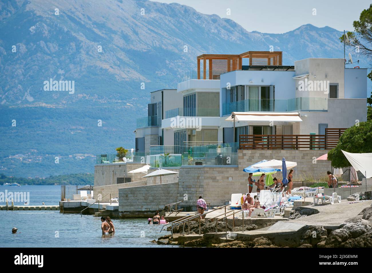 TIVAT, MONTENEGRO - 14. JULI 2021: Modernes Flachdachhaus am Meer mit Strand Stockfoto