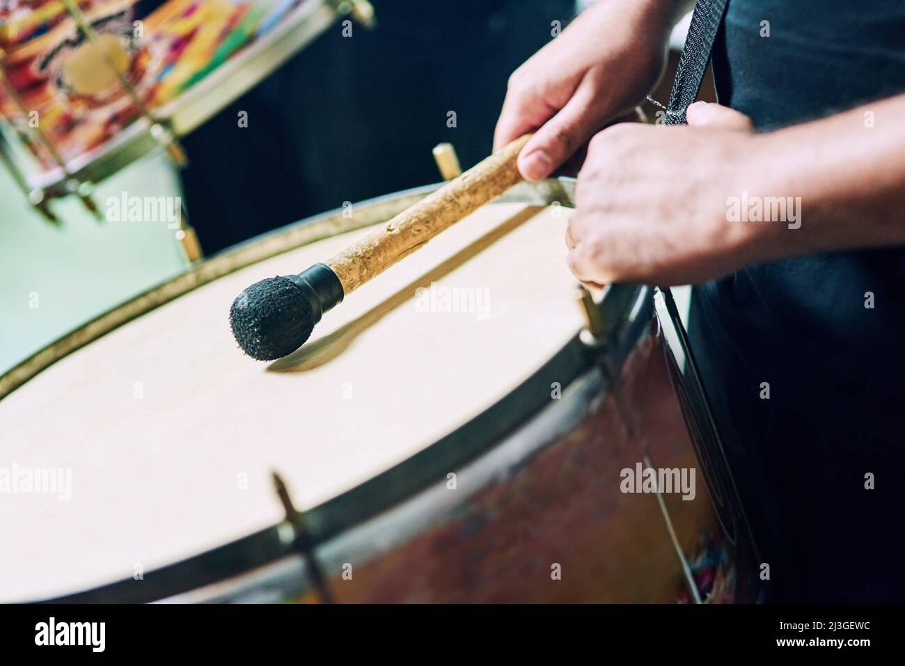 Spüren Sie den Beat in Ihrer Seele. Eine kurze Aufnahme einer Gruppe von nicht erkennbaren männlichen Schlagzeugern, die an Karneval spielen. Stockfoto