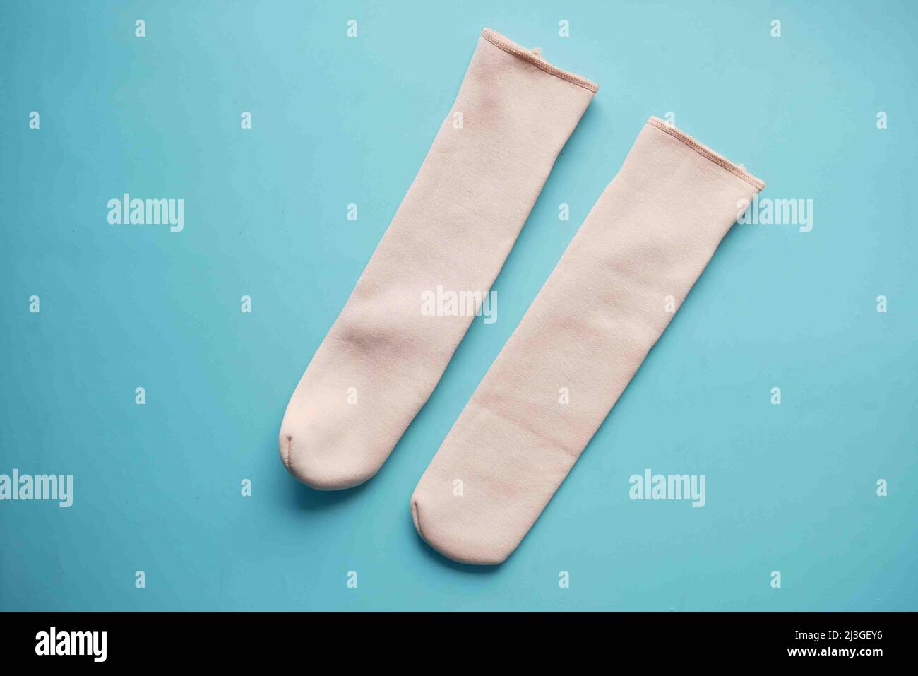 Frauen Wintersocke auf einem farbigen Hintergrund Stockfoto