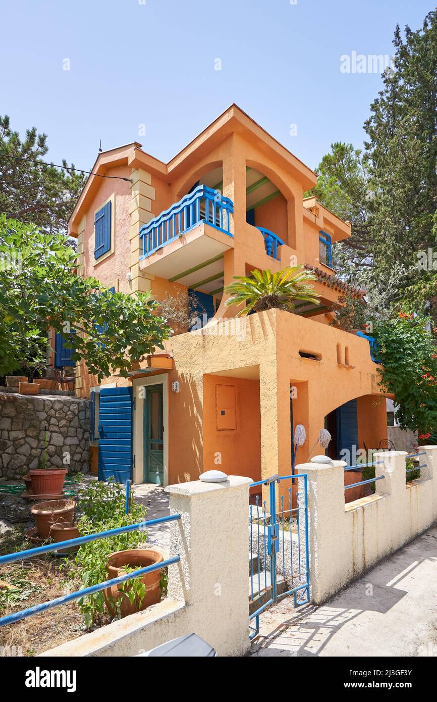 Lebendiges orangefarbenes Landhaus in Montenegro Stockfoto