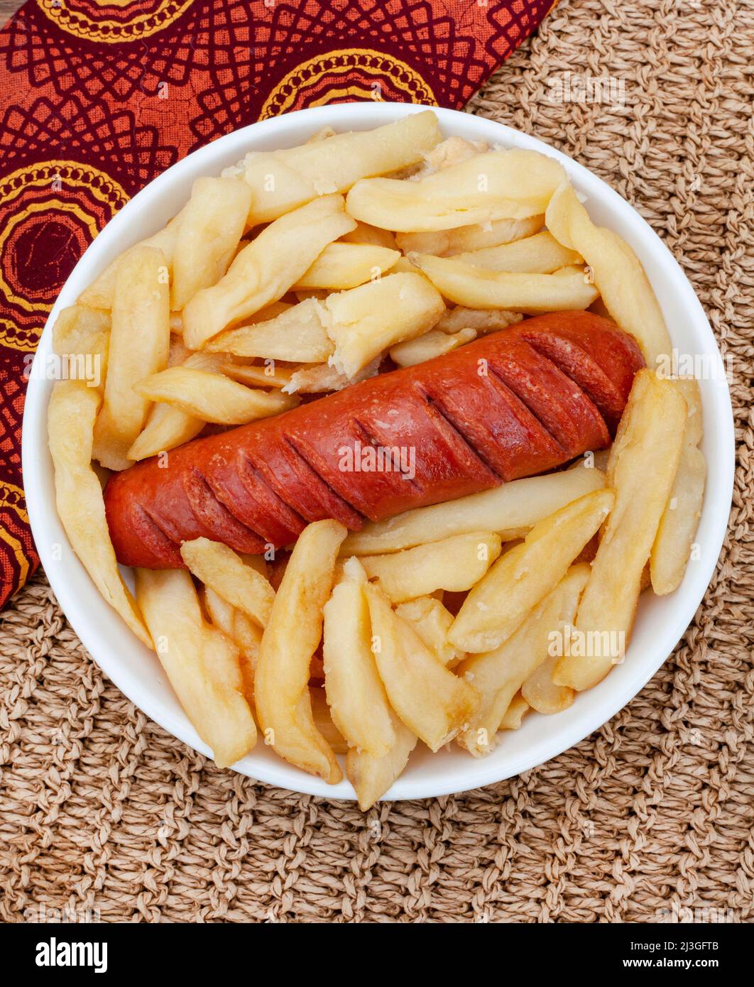 Traditionelles südafrikanisches Essen zum Mitnehmen oder auf der Straße, russische Wurst und Kartoffelchips Stockfoto