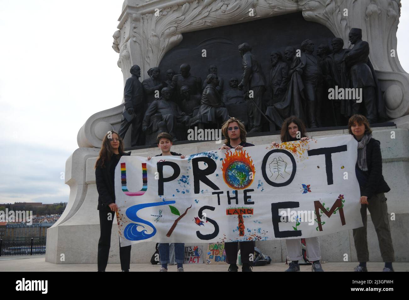Budapest , Ungarn , 08.. April 2022, Demonstranten halten ein Schild mit der Aufschrift "Entwurzelung des Systems" vor dem Parlamentsgebäude , Balint Szentgallay / Alamy Live News Stockfoto