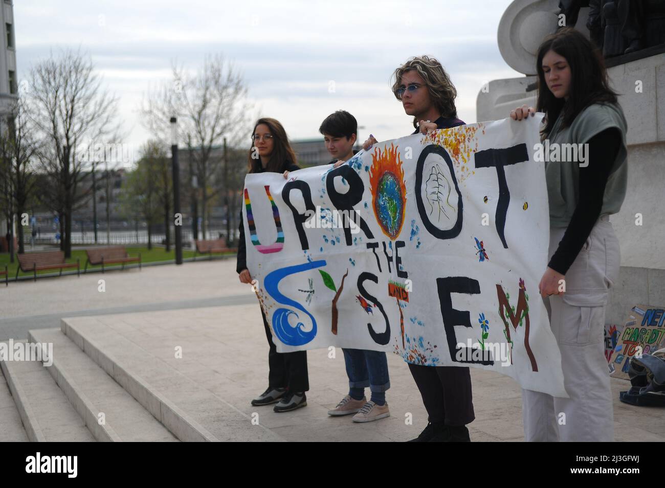 Budapest , Ungarn , 08.. April 2022, Demonstranten halten ein Schild mit der Aufschrift "Entwurzelung des Systems" vor dem Parlamentsgebäude , Balint Szentgallay / Alamy Live News Stockfoto